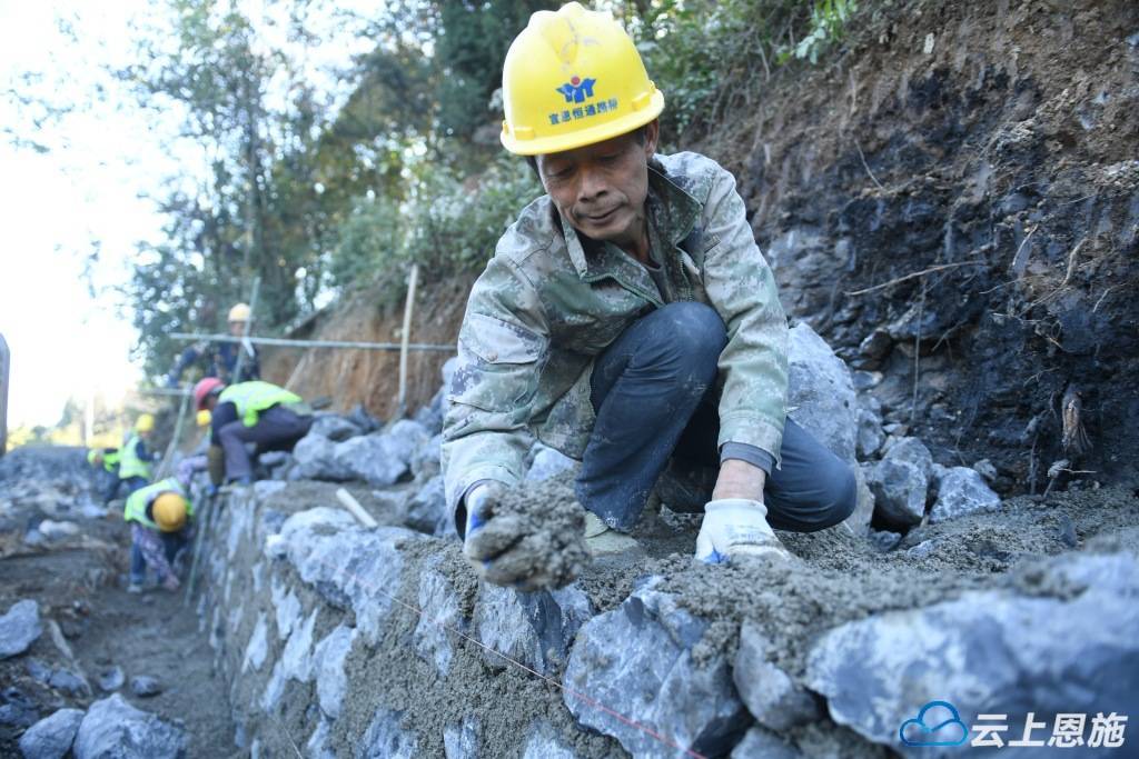 宣恩：“东土”线道路拓展工程建设正酣星空体育官网(图1)